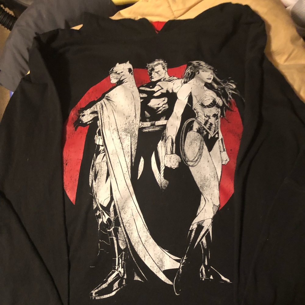 Men’s med lightweight hoodie shirt w/ Marvel hero